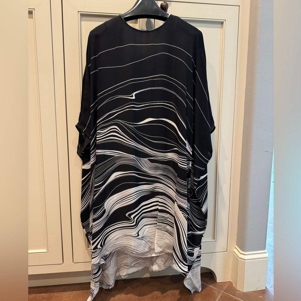 Stunning St. John dress. Worn one time. I’m a 6. This would fit a 4-8. Love it!